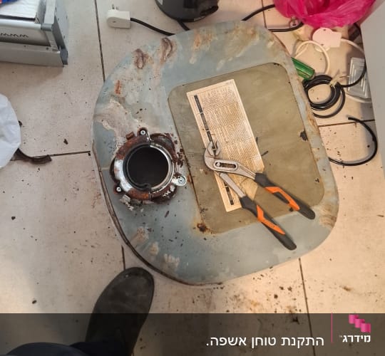 כלים לעבודה על מערכת אינסטלציה על הרצפה